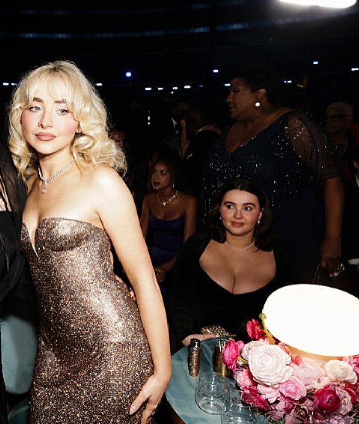 iza is a showgirl ★ tweet media