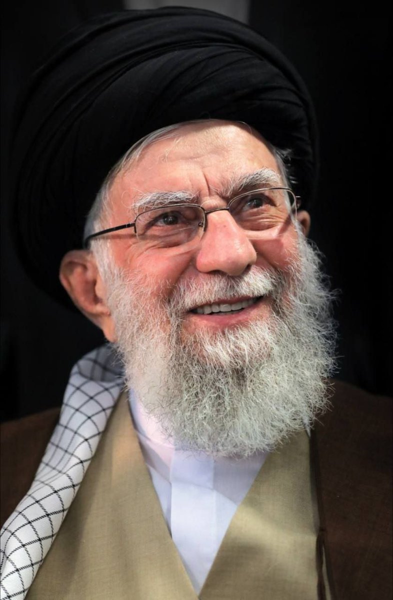 بعدها شهادة السيد القائد الخامنئي لليوم بتجرح، شخصياً في جزء من قلبي راح معه، يمكن لأن ما خلصت الحرب يمكن في تخدير لبعد النصر مثل كل باقي الشهداء يلي لم نبكيهم او نعطيهم حقّهم. ولكن متل ما قال شهاب، شو في نهاية احسن من شهيد صائم عند الله؟ من نحن لحتى نتمنى نحرمه منها ويبقى معنا؟