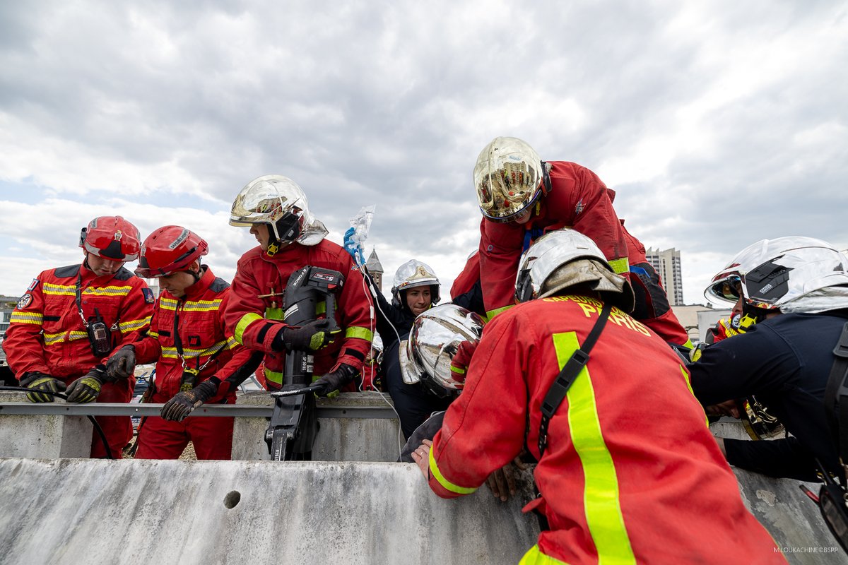 PompiersParis's tweet image. 🚨[#Intervention] Ce mardi 21 avril, vers 15h00, les sapeurs-pompiers de Paris sont intervenus pour secourir une personne coincée sous un bloc de béton sur un chantier à #Paris15. 

🚒Face à la gravité de la situation, une équipe spécialisée du RSMU (recherche et sauvetage en