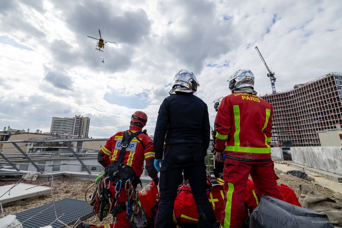 PompiersParis's tweet image. 🚨[#Intervention] Ce mardi 21 avril, vers 15h00, les sapeurs-pompiers de Paris sont intervenus pour secourir une personne coincée sous un bloc de béton sur un chantier à #Paris15. 

🚒Face à la gravité de la situation, une équipe spécialisée du RSMU (recherche et sauvetage en