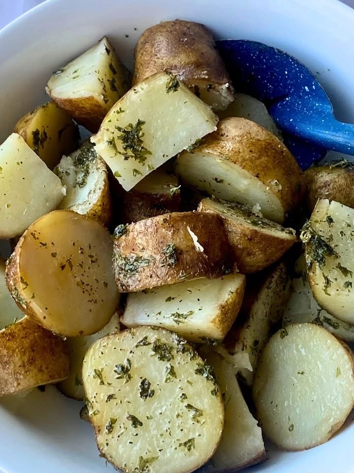 SouthLadyCooks's tweet image. Recipe➡️ ➡ thesouthernladycooks.com/microwave-pars…

Need a super easy and super quick side dish? These potatoes are loaded with flavor and we make them in the microwave.. 
#potatorecipes #easyrecipes