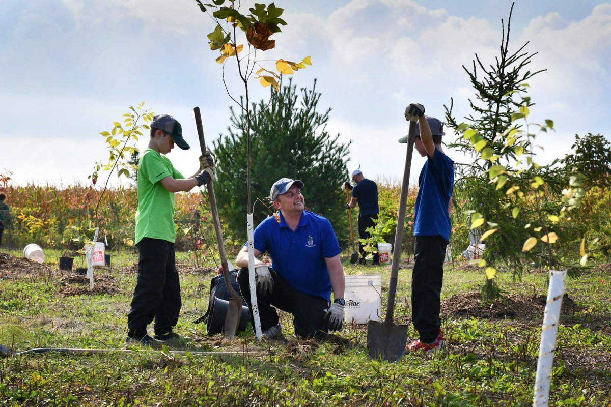 wellingtncounty's tweet image. Happy National Volunteer Week to all our #GreenLegacy volunteers! 🌱🌲

The Green Legacy is supported by thousands of incredible community volunteers, students, and landowners who help bring the programme to life and help us build a greener Wellington County. 💚