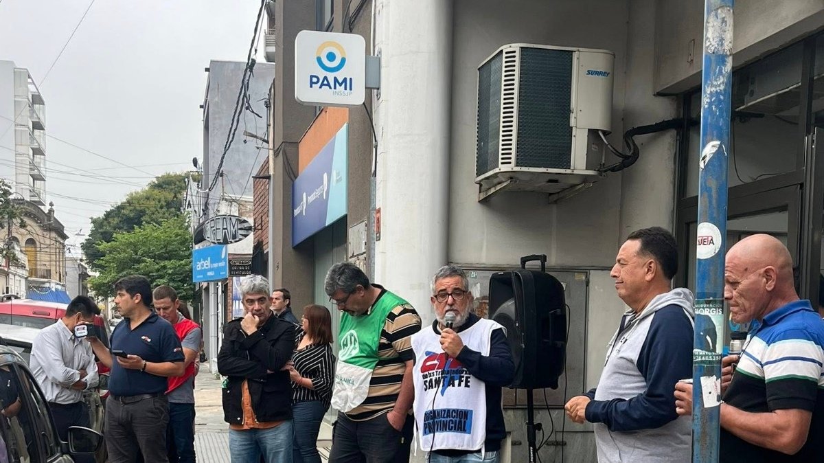 CTAok's tweet photo. ⛔ Ajustar el PAMI es ajustar contra jubiladas y jubilados.

En Santa Fe participamos de la jornada nacional convocada contra las medidas del Gobierno que modifican el pago a médicos de cabecera, generan huelgas y amenazan la atención de millones de afiliados.

El sistema previsional es una conquista social, no una variable de ajuste.

#DefensaDelPAMI #Jubilados #CTA #SantaFe

https://t.co/9HewpMjy2R