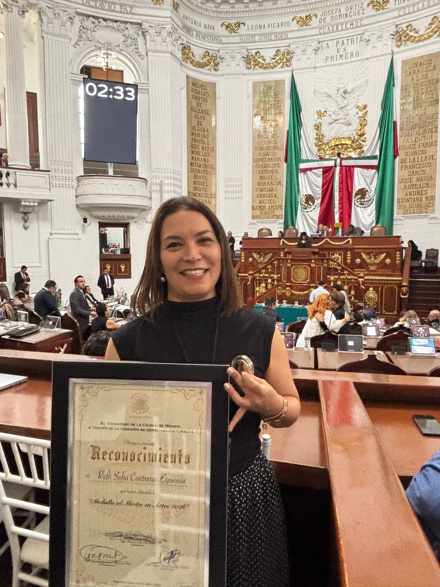 RGMXEuropa's tweet image. 🙌🏼 GRAN motivo de orgullo, para la @RedGlobalMX. Hoy en la CDMX y ante el Congreso de los Diputados de #México 🇲🇽, nuestra compañera @ruthsofhia recibió un reconocimiento por su trayectoria en el ámbito #cultural, #diseño de #videojuegos 💐. #medalladeMérito #artes #RGMX
