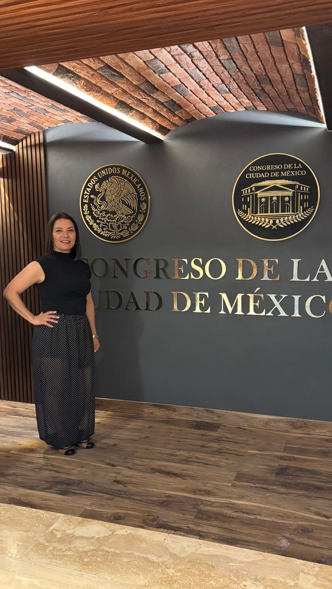 RGMXEuropa's tweet image. 🙌🏼 GRAN motivo de orgullo, para la @RedGlobalMX. Hoy en la CDMX y ante el Congreso de los Diputados de #México 🇲🇽, nuestra compañera @ruthsofhia recibió un reconocimiento por su trayectoria en el ámbito #cultural, #diseño de #videojuegos 💐. #medalladeMérito #artes #RGMX