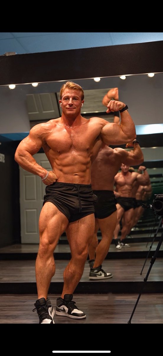 YOUR NEW FAVORITE tweet media