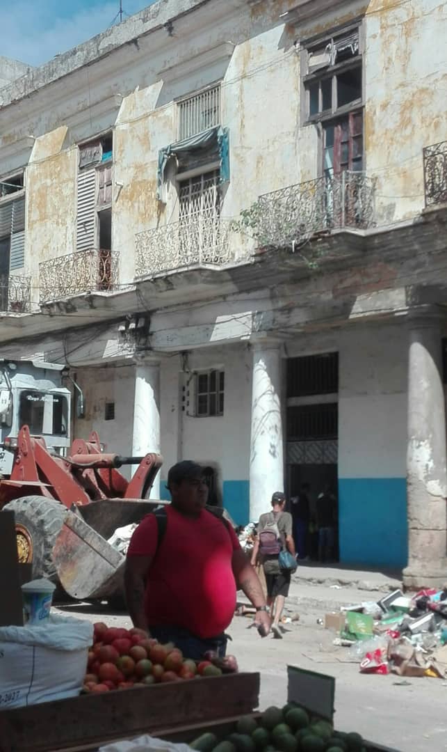 La recogida de desechos sólidos en #LaHabanaVieja es tarea priorizada para los empleados y medios de Servicios Comunales,  a quienes deberá sumarse la participación popular por #MiHabanaLimpia.
