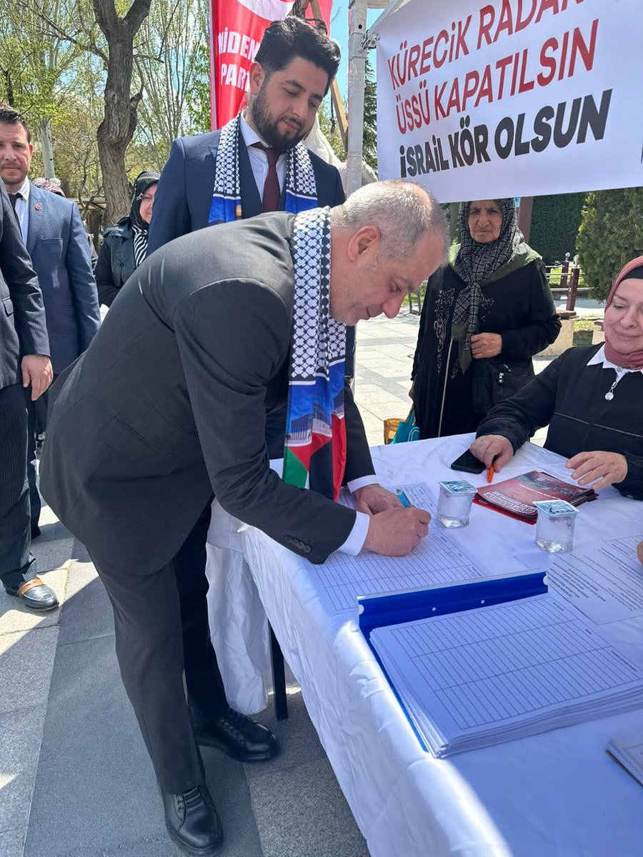 rprefahankara's tweet photo. 📣 İlk İmza Atıldı:
Milli İrade, israile “Dur” Diyor!

Yeniden Refah Partisi olarak ülke genelinde başlatılan “Milli İrade İmza Kampanyası”, Ankara’da atılan ilk imza ile resmen başlamıştır.

İl Başkanımız Mustafa Yanılmaz’ın Sincan Lale Meydanı’nda gerçekleştirdiği basın açıklamasıyla; Kürecik Radar Üssü’nün ve Bakü-Tiflis-Ceyhan Boru Hattı’nın kapatılması yönündeki kararlılığımız bir kez daha güçlü şekilde vurgulanmıştır.

Bu kampanya ile; ülkemiz sınırları içerisinde faaliyet gösteren Kürecik Radar Üssü’nün kapatılmasını ve topraklarımızdan geçen Bakü-Tiflis-Ceyhan Boru Hattı üzerinden israile sağlanan enerji akışının durdurulmasını talep ediyoruz.

Milli Görüş’ün duruşu nettir:
Türkiye, siyonizmin çıkarlarına hizmet eden bir üs değil; mazlumların yanında duran, kendi sınırlarını ve kaynaklarını koruyan bağımsız bir ülke olmalıdır.

📍 İlk adım atıldı, şimdi söz milletin!
🖊️ Sen de imzanla bu çağrıya destek ol!