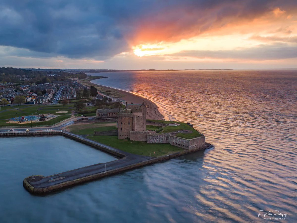 dundeecity's tweet image. Beautiful dramatic skies over Broughty Ferry castle and beach. ⛅️

Amazing drone shot from @TheKiltedPhoto, showing why Dundee is THE destination for stunning scenery, rugged coastal charm and historic landmarks. 

#Dundee #BroughtyFerry #Sunset