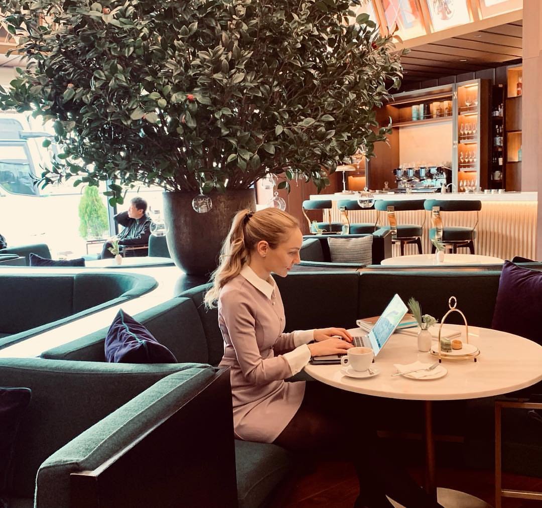 Hannah1128b's tweet image. Sipping coffee and getting things done. 💻☕️ The perfect balance between productivity and a little indulgence. The work never stops, but neither does the need for a peaceful spot to focus. Let’s make today count. 👩‍💻✨
#WorkMode #CoffeeAndProductivity #Focused #OfficeVibes