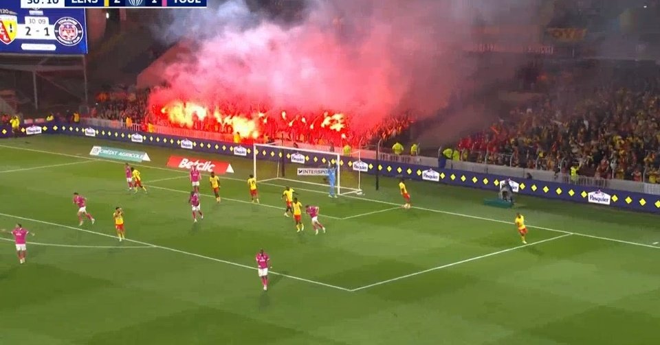 MeteoFootMaps's tweet image. 🔥🔥 BOLLAERT QUI S'ENFLAMME.

MA-GNI-FIQUE.

#Ligue1 #RCLTFC #CoupedeFrance