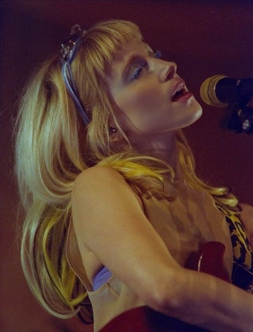 imagine not being obsessed with her