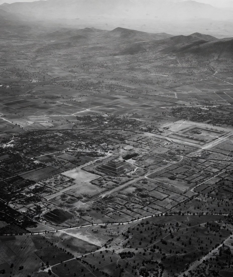 Impresionante fotografía de CIA. Mexicana Aerofoto de una de las zonas arqueológicas más visitadas de México, Teotihuacan. La imagen corresponde al año de 1944 y es con dirección sureste. Se aprecia la llamada Pirámide de la Luna, del Sol y la Ciudadela con el templo de la
