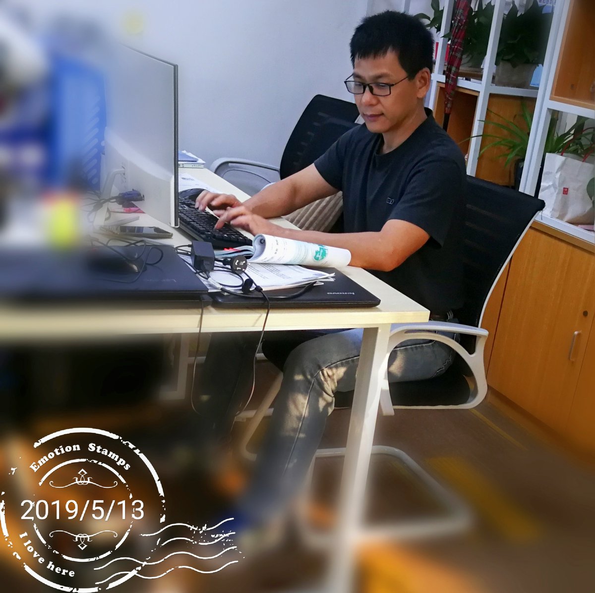 qmFJGNYpVVzVnFH's tweet image. "Stealth mode activated ♀—hiding from deadlines, scrolling memes, and pretending I’m ‘deep in thought’  #OfficeHacks #SlayTheSlack"