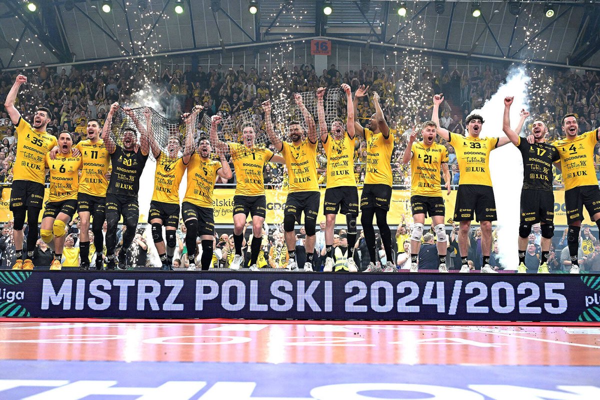 TAURONLiga's tweet photo. Kto pamięta te chwile z poprzedniego sezonu? 😉

Czy @LukLublin w tym roku zetnie kolejną siatkę czy jednak zrobią to siatkarze @AluronCMC? 🤔

Już nie możemy doczekać się finału #PlusLiga! 😍 https://t.co/6Sl8JoBRiR