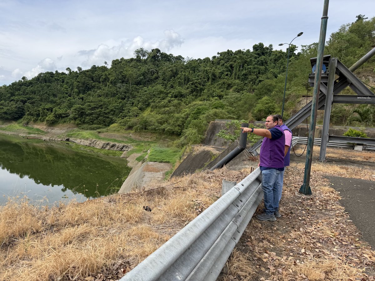 MAE_Zonal4's tweet photo. #Manabí 📍💧🌿

El director Zonal @Miguel_villa84 realizó un recorrido técnico por las represas de Río Grande, en Chone, y La Esperanza, en Quiroga, con el objetivo de verificar su funcionamiento y monitorear sus niveles hídricos. https://t.co/spXZ4izlmw