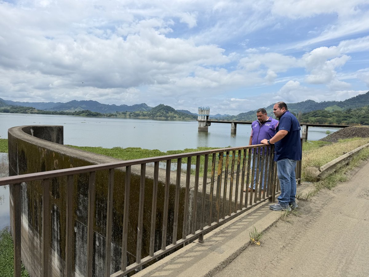 MAE_Zonal4's tweet photo. #Manabí 📍💧🌿

El director Zonal @Miguel_villa84 realizó un recorrido técnico por las represas de Río Grande, en Chone, y La Esperanza, en Quiroga, con el objetivo de verificar su funcionamiento y monitorear sus niveles hídricos. https://t.co/spXZ4izlmw