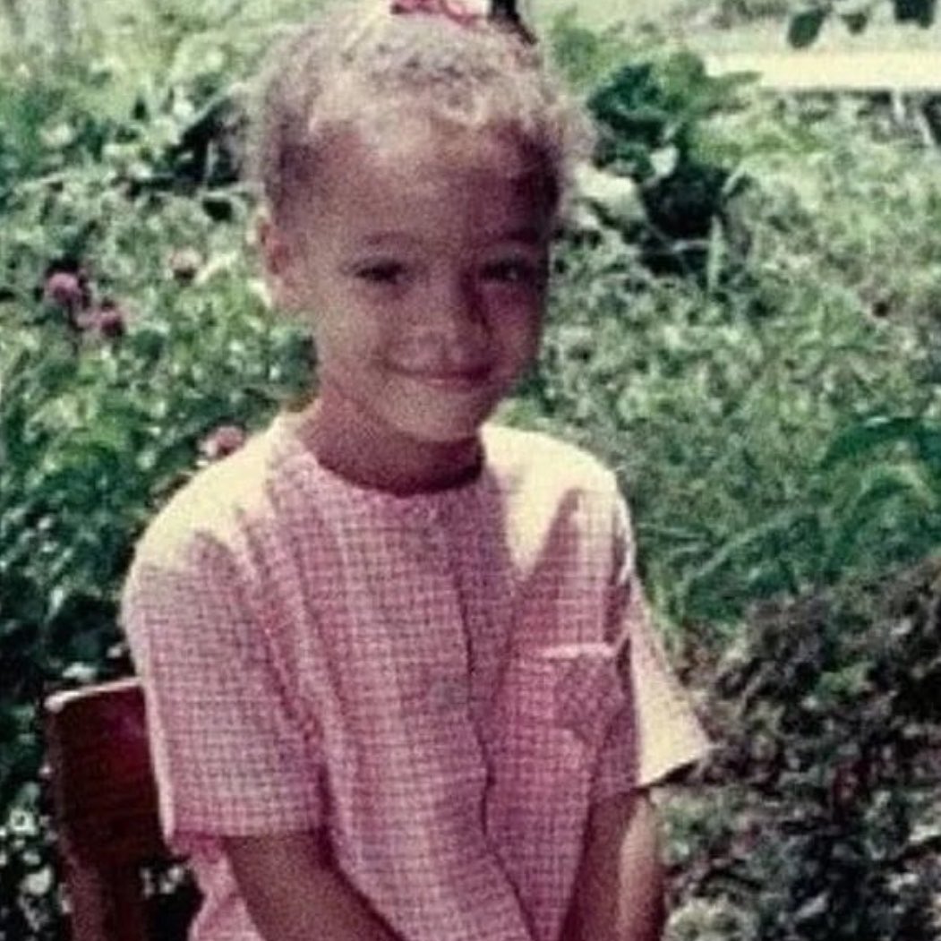 gusholderhaber's tweet photo. Rihanna çocukken, okula giderken giyecek ayakkabısı olmadığı için öğretmeni ona bir çift ayakkabı hediye etti. 

Yıllar sonra Rihanna ünlü olduğunda, öğretmenine bir ev hediye etti. https://t.co/z7OJ8J65hA