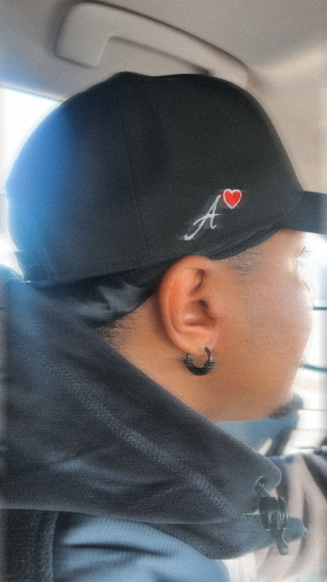 Meriixo_'s tweet photo. Getting my initial on a hat wasn’t enough so he decided to get my initials on his neck 🥰💋 https://t.co/a4dQE9N0Wl