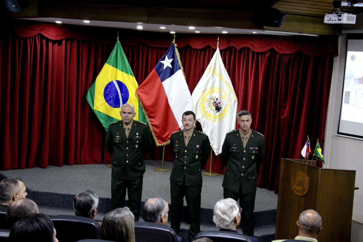 ANEPE_Defensa's tweet image. 🇧🇷 En la ANEPE se conmemoró un nuevo aniversario del Ejército de Brasil junto a oficiales brasileños del Diplomado en Conducción Política Estratégica y Defensa. 
La actividad fortaleció el intercambio académico y la cooperación entre países amigos. #ANEPE #Brasil #Defensa