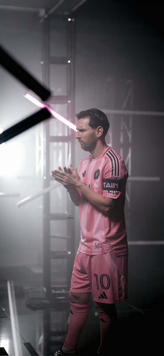 Riioi10's tweet image. Lionel Messi 4k 🥶😮‍💨🩷🩷🐐🪄📲

#خلفيات || #messi