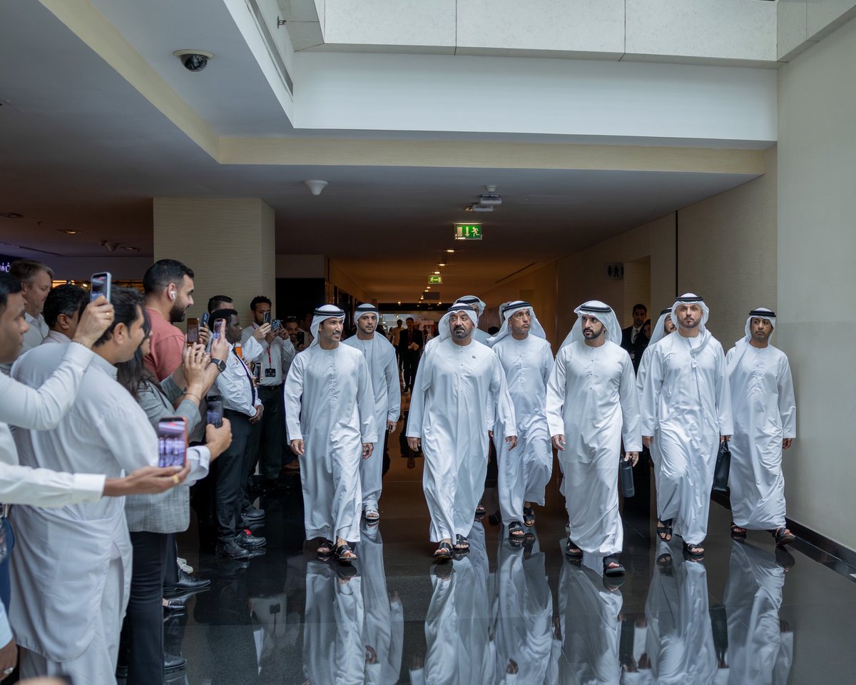 groupfazza's tweet photo. حمدان بن محمد: برؤية وتوجيهات محمد بن راشد، يواصل قطاع الطيران في دبي دوره كشريان حيوي رئيس يربط شرق العالم بغربه وشماله بجنوبه، بما يسهم في تعزيز الا��تصاد العالمي، ورسم ملامح مستقبله، من خلال تسهيل حركة المسافرين والبضائع بكفاءة كبيرة وقدرة كاملة على التكيف مع مختلف المتغيرات الإقليمية والعالمية المحيطة. فخور بفريق عمل مطارات دبي، وطيران الإمارات، وفلاي دبي، ونثمن الأداء المتميز لقطاع الطيران في دبي وقدرته على مواكبة مختلف المتغيرات بآليات عمل تضع راحة المسافر وأمنه وسلامته دائماً في المقدمة.. الابتكار والحرص على التطوير بمعايير مستدامة ركائز لرؤية طموحة هدفها تحقيق ريادة دبي في كافة المجالات.