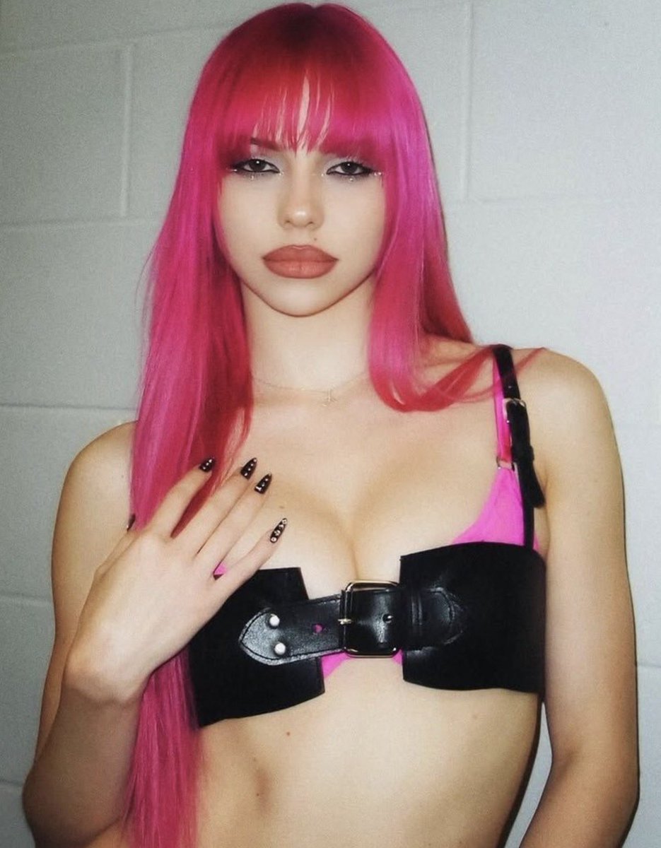 oldflingerz's tweet photo. vogue beauty features adéla in this weeks best beauty looks in new instagram post 

“adéla jergova dialing up the pink with an ultra-acidic, scene-kid-esque dye job” https://t.co/MGUYlFoZXb
