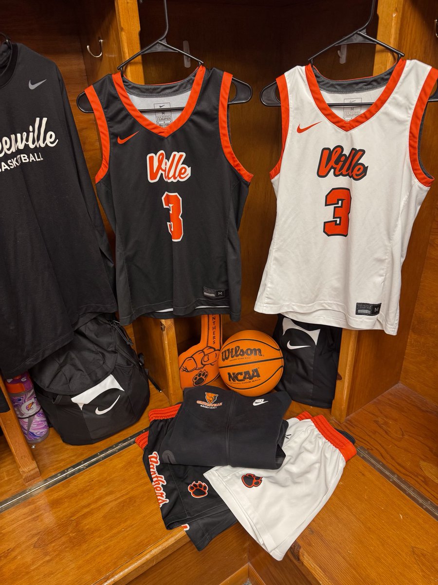 kylienelson_3's tweet photo. had a great visit today with @guwbball. thank you @CoachDothager and everyone else who was involved for taking the time to show me around. i appreciate you taking the time to make my experience special 🧡🖤. https://t.co/bHmUWC992C