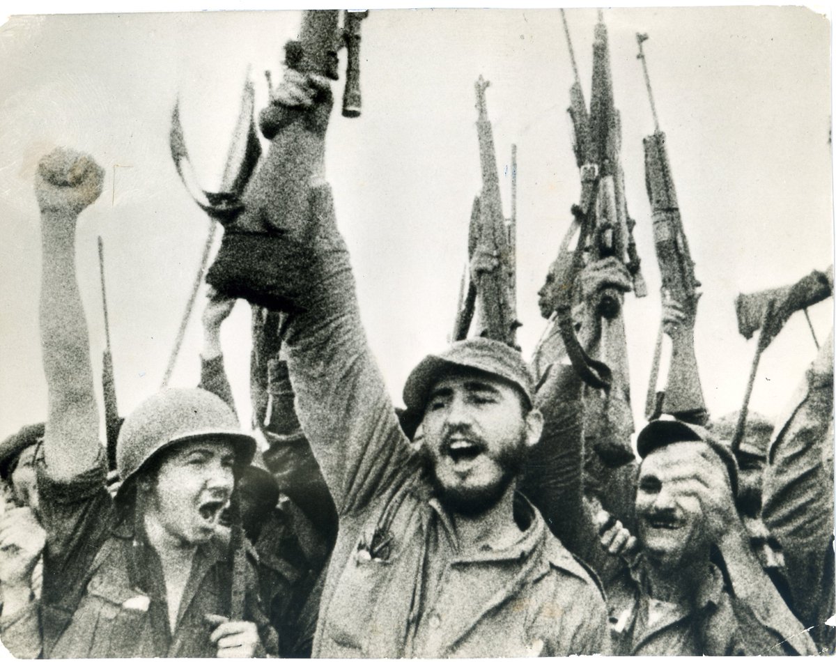 📅28 de abril de 1957 📸#FidelCastro, Raúl y otros combatientes en la cima del Pico Turquino, con sus fusiles en alto

fidelcastro.cu
#100AñosConFidel #Cuba #Revolución #FidelCastro #SomosCuba #SomosContinuidad #RevoluciónCubana