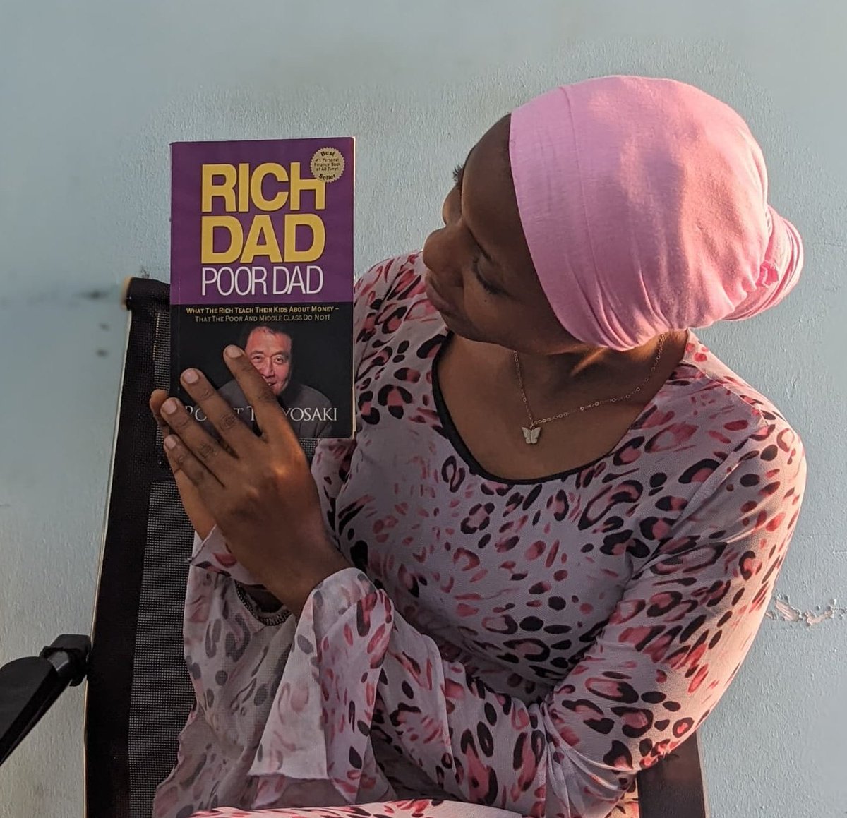 Vitabu247's tweet photo. Vitabu 10 vitakavyobadilisha mtazamo na maamuzi ya kifedha maisha yako yote.

1. RichDad Poordad 
2. The psychology of money 
3. Psychology of selling 
4. Atomic habits 
5. The way of superior man 
6. Richest man in Babylon 
7. Think and Grow Rich 
8. Millionaire mind
9.  The Intelligent Investor 
10. Unshakable .

"Kuwa masikini hakuhitaji uwe na mikakati unalala unaamka tayari masikini"
-Emilian Busara
