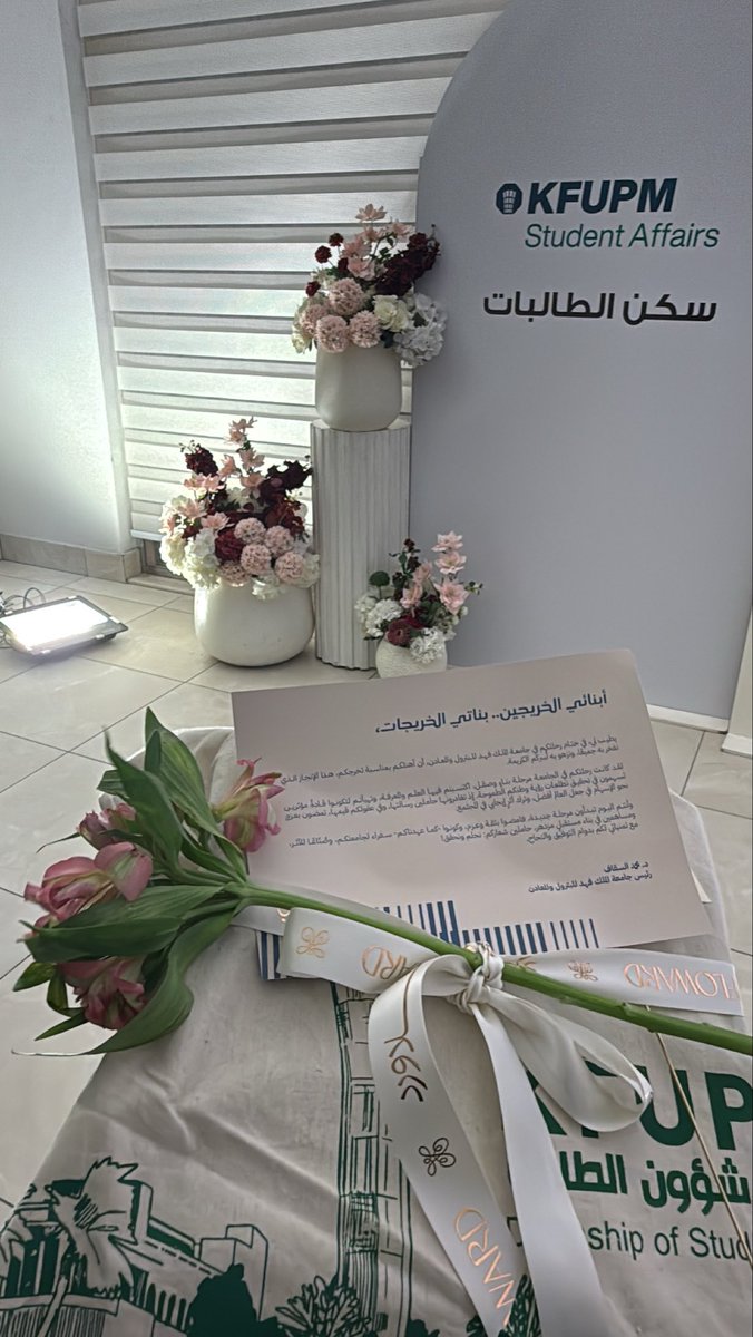 axnrii's tweet photo. فداك العمر وأيام الشباب ولمة الأقارب وسنينٍ تجي وتروح قبلك ماهي محسوبه 🎓🤍 https://t.co/DHzNhp38c0