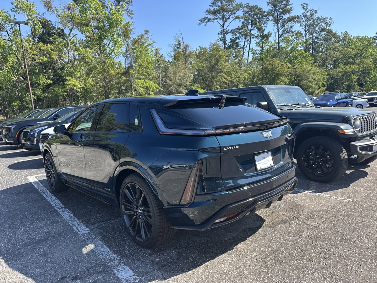 FieldsCadillacJ's tweet image. Electric luxury, reimagined for Jacksonville.
Discover this 2026 #Cadillac LYRIQ V-Series Premium at #FieldsCadillac #Jacksonville. 
Stock #TZ602156 in Emerald Lake Metallic with advanced electric luxury and tech. 

Details: bit.ly/4cDi7pE Call (904) 778-7700.