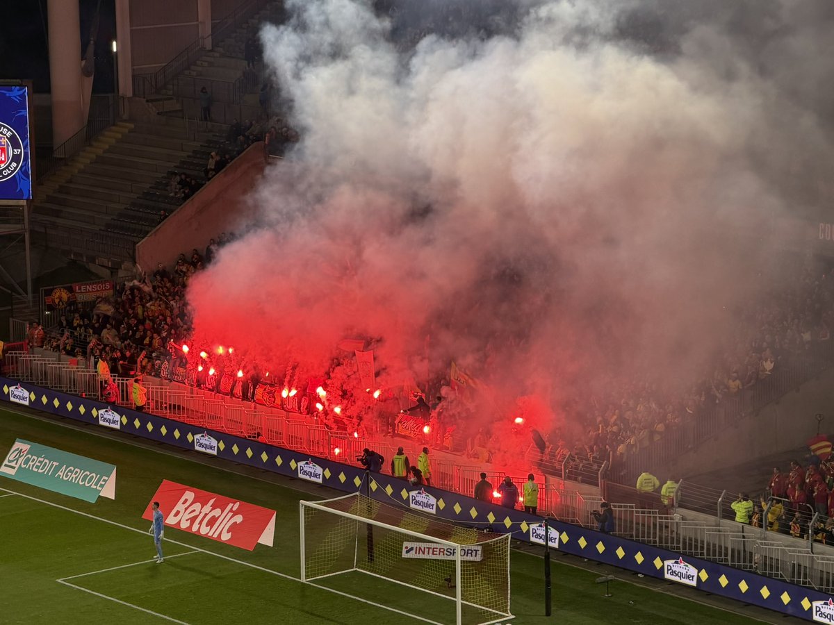 Mesli_Dounia's tweet image. Oh les craquages de folie à Bollaert 🥹😍 Vous me donnez des frissons les Lensois 😃 #RCLTFC #CDF #LENSTOUL