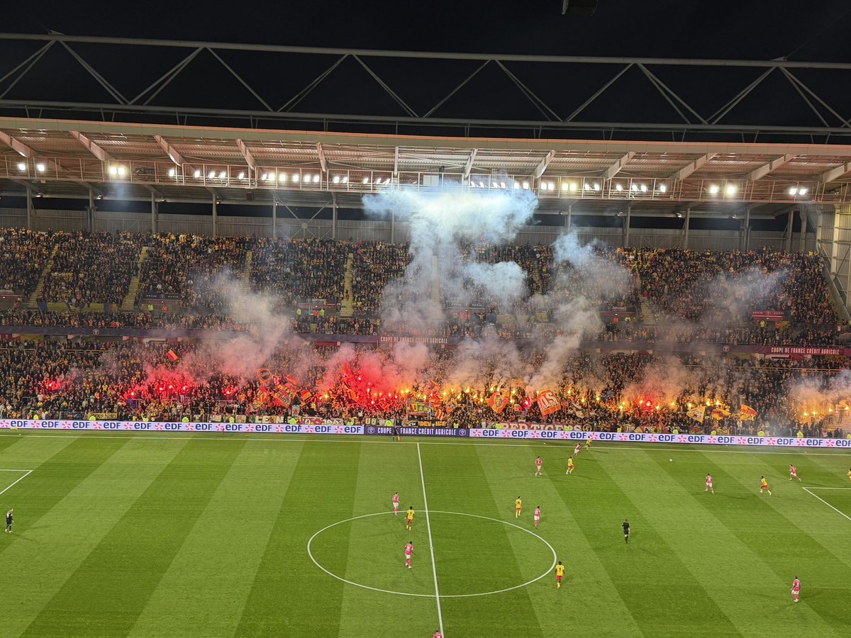 Mesli_Dounia's tweet image. Oh les craquages de folie à Bollaert 🥹😍 Vous me donnez des frissons les Lensois 😃 #RCLTFC #CDF #LENSTOUL