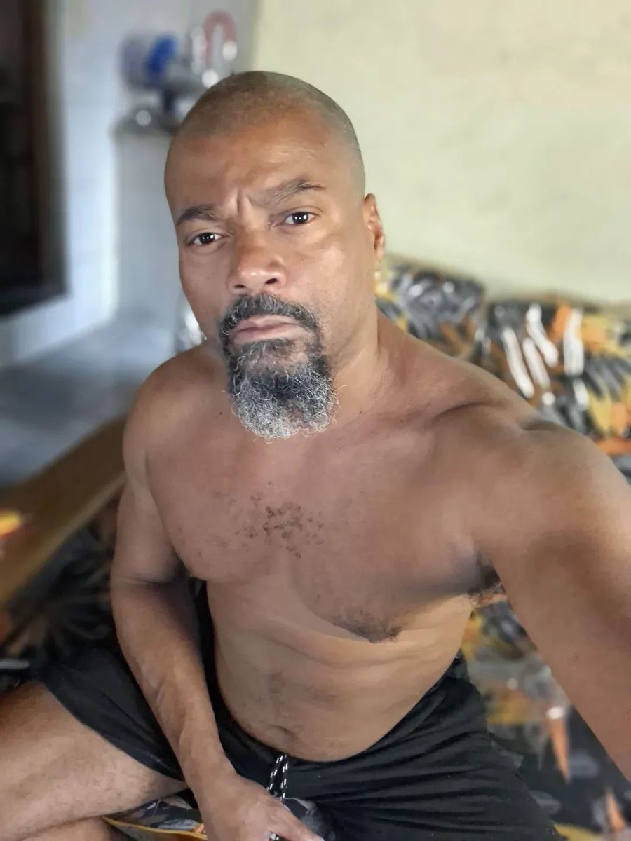 LL197743's tweet image. Aproveitando o feriado para curtir minha companhia... Mas, só agora! Foco total no home office até às 15h para deixar tudo em dia. 💻🍺 Agora o descanso é merecido. E você, como está aproveitando o dia de Tiradentes? 😏🔥
​#Tiradentes #homeoffice #Foco #Vibe #Feriado