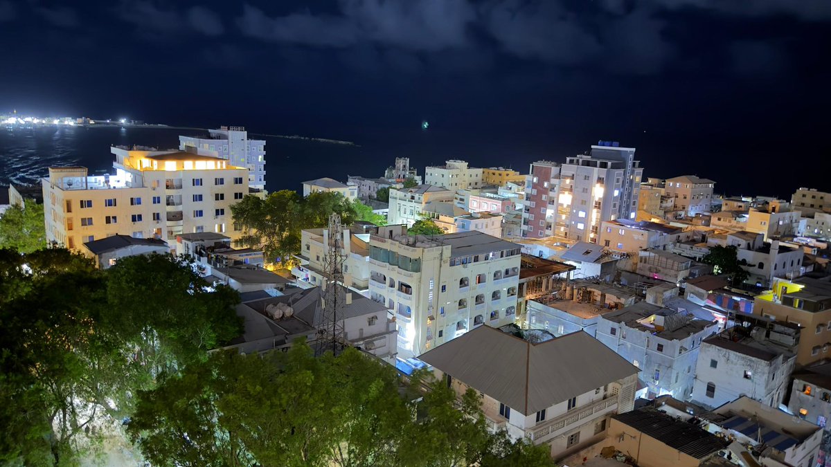 HanadM's tweet photo. Mogadishu tonight after the rain the city breathes differently.
Cool air, clear skies, and lights reflecting resilience across the coastline. 🌧️🌊 https://t.co/4Vyi2zalR8