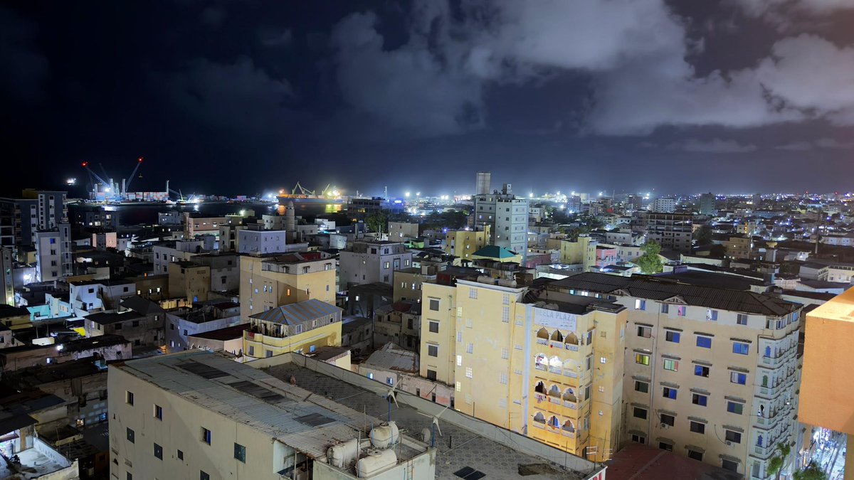 HanadM's tweet photo. Mogadishu tonight after the rain the city breathes differently.
Cool air, clear skies, and lights reflecting resilience across the coastline. 🌧️🌊 https://t.co/4Vyi2zalR8