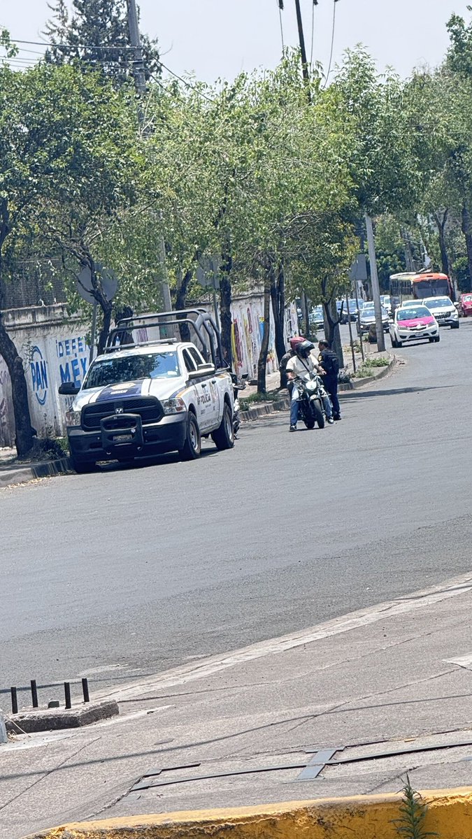 AzcueFlores's tweet photo. @UCS_GCDMX por qué hay oficiales en un retén todo hechizo disque, revisando vehículos, más bien extorsionando a la ciudadanía entre metro panteones y metro cuatro caminos aproximadamente hoy a mediodía @ClaraBrugadaM  @c4jimenez https://t.co/2JRLE0hQ2u