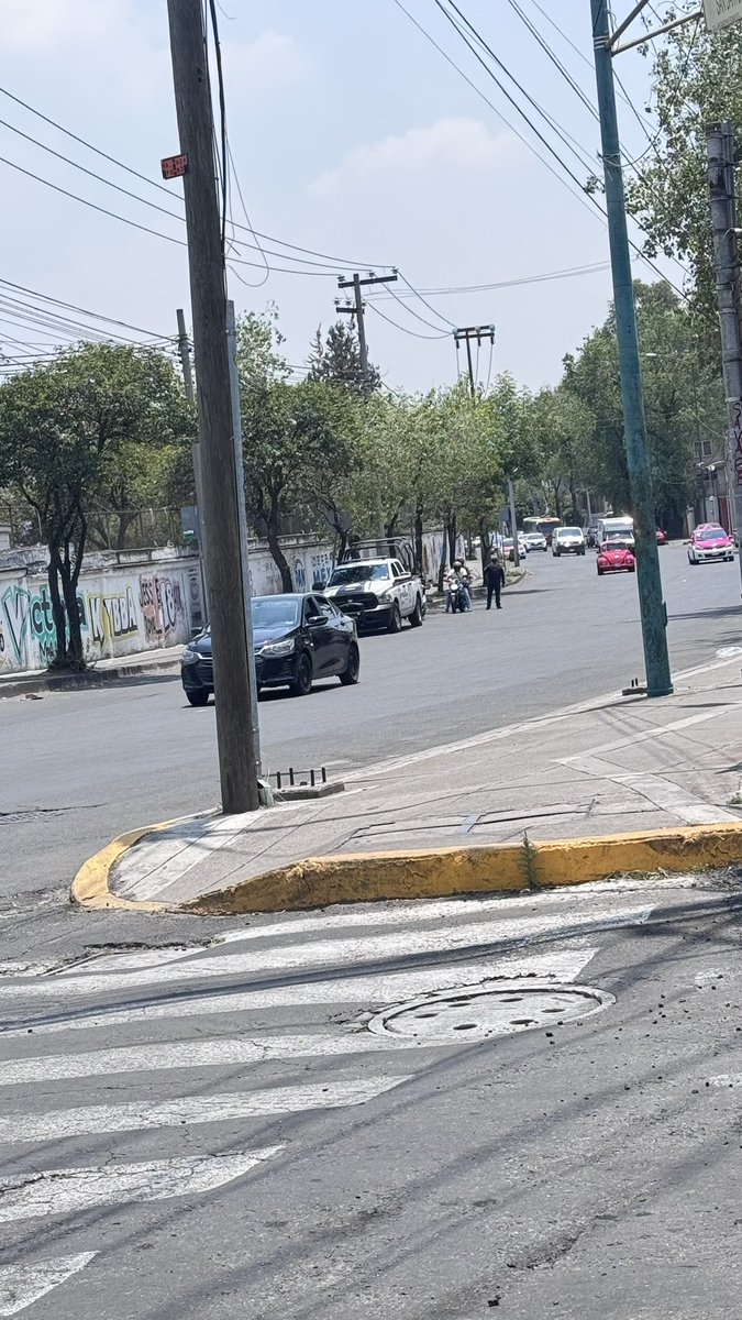 AzcueFlores's tweet photo. @UCS_GCDMX por qué hay oficiales en un retén todo hechizo disque, revisando vehículos, más bien extorsionando a la ciudadanía entre metro panteones y metro cuatro caminos aproximadamente hoy a mediodía @ClaraBrugadaM  @c4jimenez https://t.co/2JRLE0hQ2u