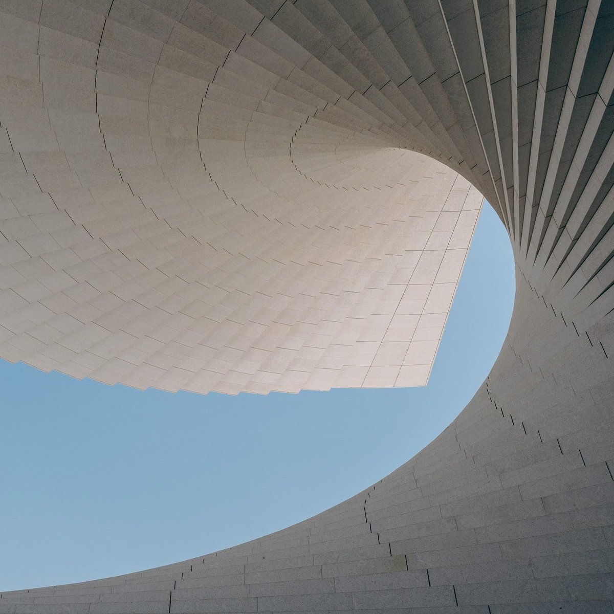 UnthinkableBld's tweet image. Snøhetta’s Shanghai Grand Opera House features a sweeping spiral roof and sculptural interior that rises above the lobby like a floating ribbon.
@parametricarch 
#Architecture #Shanghai #Snøhetta #CulturalBuilding