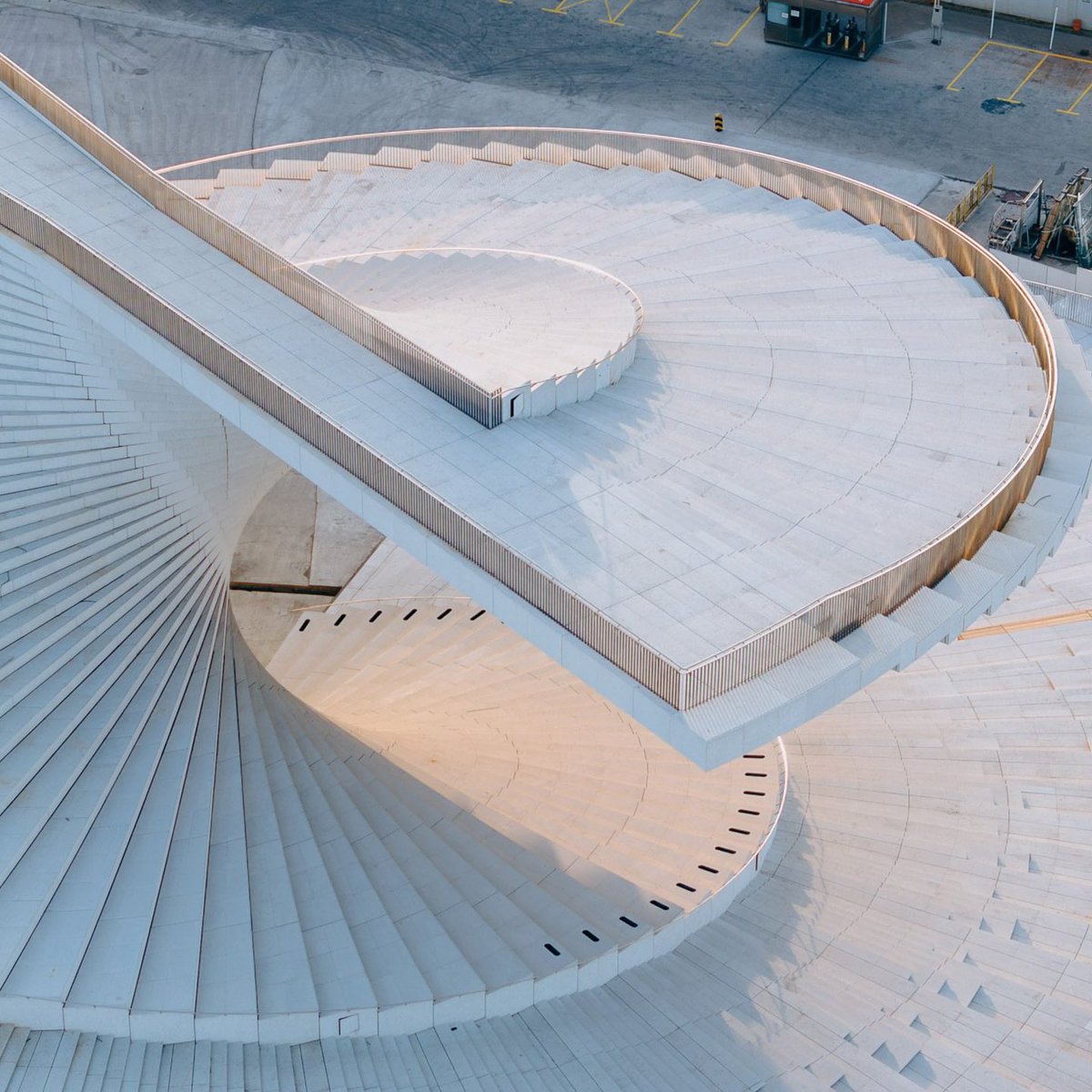 UnthinkableBld's tweet image. Snøhetta’s Shanghai Grand Opera House features a sweeping spiral roof and sculptural interior that rises above the lobby like a floating ribbon.
@parametricarch 
#Architecture #Shanghai #Snøhetta #CulturalBuilding