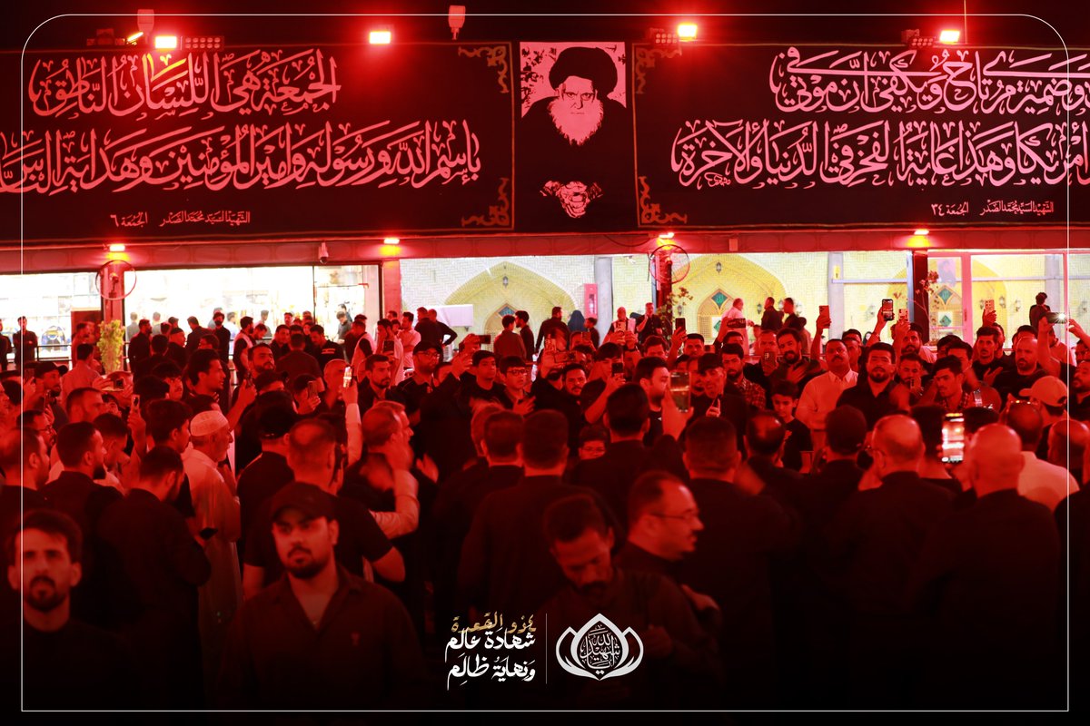 m_alsadr's tweet photo. في حضرة الفاجعة… جموع المعزّين تُحيي ذكرى استشهاد السيد محمد الصدر ونجليه (قدست اسرارهم) الثامنة والعشرين  .

وسط أجواءٍ يلفّها الحزن والأسى، أحيا المؤمنون ليلة الرابع من ذي القعدة الأليمة ، مستذكرين فاجعة استشهاد  السيد محمد الصدر ونجليه (قدست أسرارهم) ، حيث خيّم الحزن على القلوب واستحضرت الذكرى ملامح الألم والفقد .

وبدت مشاعر الأسى واضحة في عيون المعزّين الذين توافدوا إلى المرقد الطاهر في وادي السلام، في مشهدٍ يجسّد عمق الارتباط والوفاء للشهداء السعداء .

كما غصّت باحة المرقد والضريح الشريف بحشود المعزين، الذين تواجدوا لاستذكار هذه المناسبة، مجددين العهد بالسير على نهج الشهادة والإصلاح .
#٤_ذو_القعدة_شهادة_عالم_ونهاية_ظالم
الحسابات الرسمية لمؤسسة المرقد الطاهر: https://t.co/Y8Tb36batC