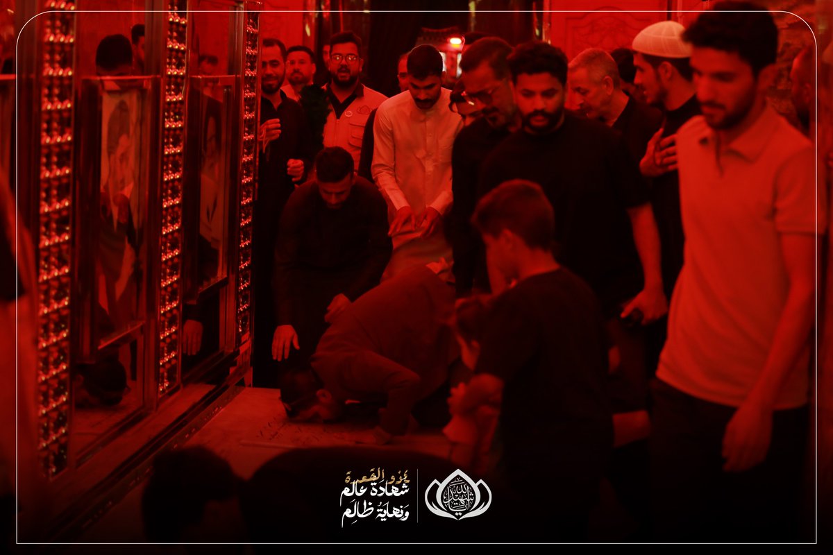 m_alsadr's tweet photo. في حضرة الفاجعة… جموع المعزّين تُحيي ذكرى استشهاد السيد محمد الصدر ونجليه (قدست اسرارهم) الثامنة والعشرين  .

وسط أجواءٍ يلفّها الحزن والأسى، أحيا المؤمنون ليلة الرابع من ذي القعدة الأليمة ، مستذكرين فاجعة استشهاد  السيد محمد الصدر ونجليه (قدست أسرارهم) ، حيث خيّم الحزن على القلوب واستحضرت الذكرى ملامح الألم والفقد .

وبدت مشاعر الأسى واضحة في عيون المعزّين الذين توافدوا إلى المرقد الطاهر في وادي السلام، في مشهدٍ يجسّد عمق الارتباط والوفاء للشهداء السعداء .

كما غصّت باحة المرقد والضريح الشريف بحشود المعزين، الذين تواجدوا لاستذكار هذه المناسبة، مجددين العهد بالسير على نهج الشهادة والإصلاح .
#٤_ذو_القعدة_شهادة_عالم_ونهاية_ظالم
الحسابات الرسمية لمؤسسة المرقد الطاهر: https://t.co/Y8Tb36batC