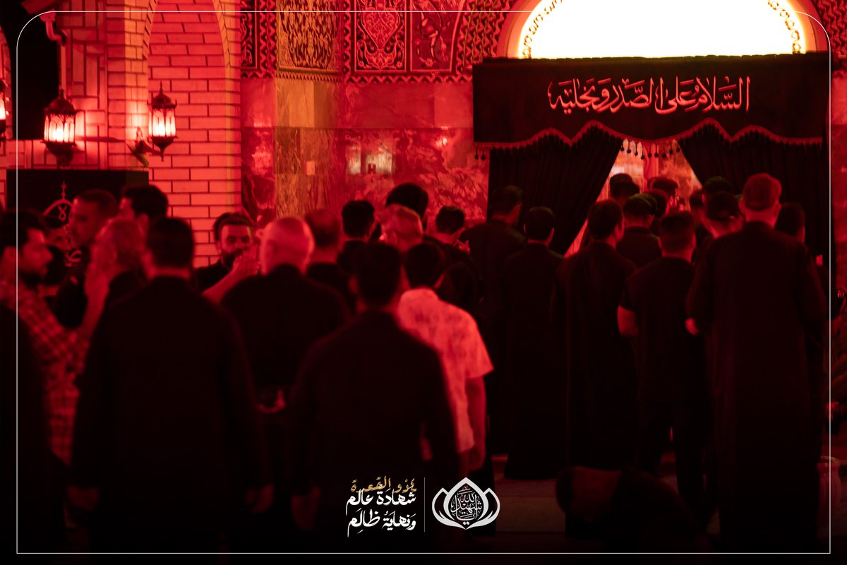 m_alsadr's tweet photo. في حضرة الفاجعة… جموع المعزّين تُحيي ذكرى استشهاد السيد محمد الصدر ونجليه (قدست اسرارهم) الثامنة والعشرين  .

وسط أجواءٍ يلفّها الحزن والأسى، أحيا المؤمنون ليلة الرابع من ذي القعدة الأليمة ، مستذكرين فاجعة استشهاد  السيد محمد الصدر ونجليه (قدست أسرارهم) ، حيث خيّم الحزن على القلوب واستحضرت الذكرى ملامح الألم والفقد .

وبدت مشاعر الأسى واضحة في عيون المعزّين الذين توافدوا إلى المرقد الطاهر في وادي السلام، في مشهدٍ يجسّد عمق الارتباط والوفاء للشهداء السعداء .

كما غصّت باحة المرقد والضريح الشريف بحشود المعزين، الذين تواجدوا لاستذكار هذه المناسبة، مجددين العهد بالسير على نهج الشهادة والإصلاح .
#٤_ذو_القعدة_شهادة_عالم_ونهاية_ظالم
الحسابات الرسمية لمؤسسة المرقد الطاهر: https://t.co/Y8Tb36batC
