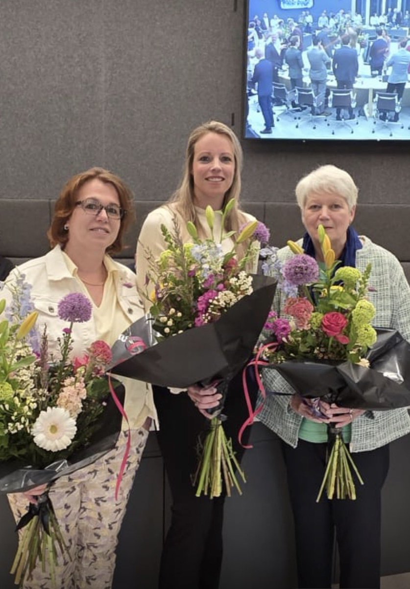 LLBWestBetuwe's tweet photo. Vanavond zijn de 3 Burgercommissie leden van Leefbaar Lokaal Belang beëdigd voor de Gemeenteraad West Betuwe

Allemaal veel succes toegewenst! 💐🍀

Burgercommissie leden LLB:

Stijn van der Meijden - Korevaar
Saskia Kool - van Aart
Miranda de Keijzer - van Klaveren https://t.co/V047f49Fk7