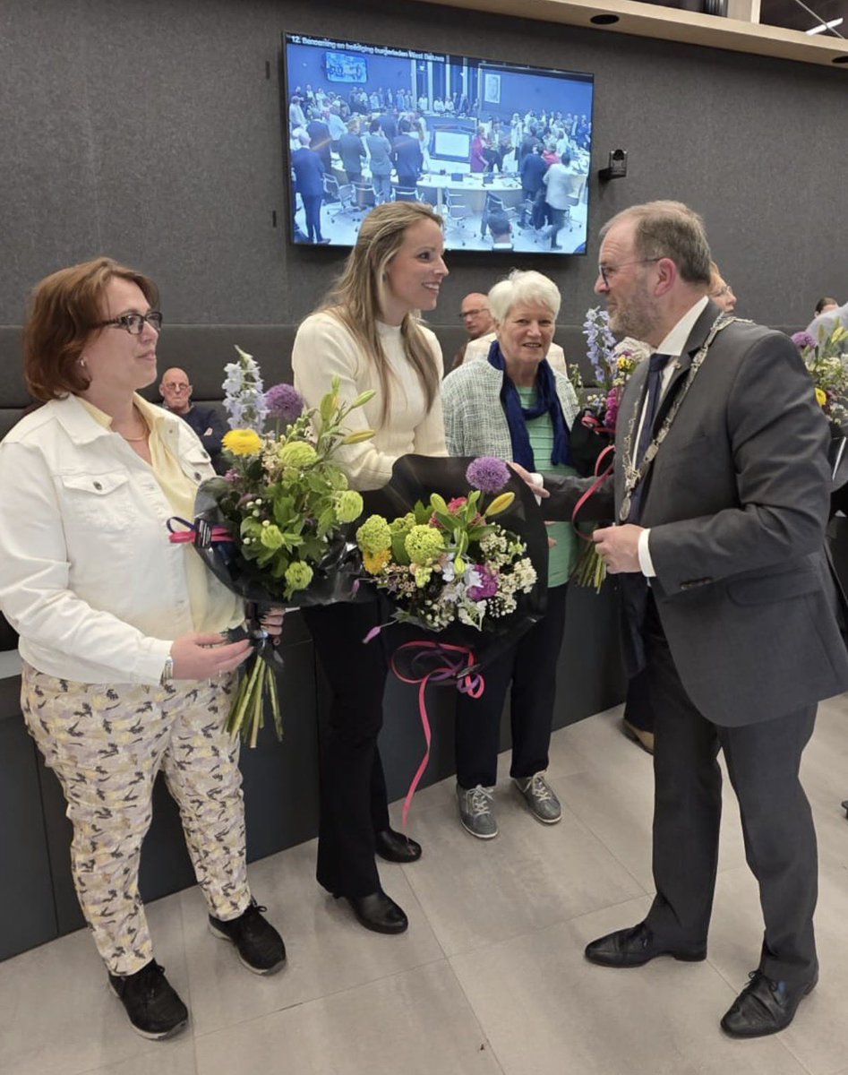 LLBWestBetuwe's tweet photo. Vanavond zijn de 3 Burgercommissie leden van Leefbaar Lokaal Belang beëdigd voor de Gemeenteraad West Betuwe

Allemaal veel succes toegewenst! 💐🍀

Burgercommissie leden LLB:

Stijn van der Meijden - Korevaar
Saskia Kool - van Aart
Miranda de Keijzer - van Klaveren https://t.co/V047f49Fk7