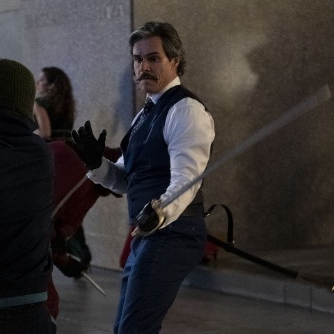 cinemaclt's tweet photo. 🔎 CURIOSIDADE | O sucesso não acontece da noite para o dia: ele é construído nas sombras, nos "fracassos" e na preparação constante. A história de Tony Dalton é o exemplo perfeito para quem tem um objetivo "impossível".

Desde seus estudos em Nova Iorque até seu retorno ao México, ele entendeu que para transcender tinha que ser multifacetado.

Tony estava lá. Não houve papel pequeno: aceitou cada projeto, cada novela e cada personagem secundário que cruzou seu caminho. Em vez de ficar desesperado por não estar em Hollywood, ele usou cada conjunto de gravação como uma universidade. Provando que se o espaço que você procura não existe, você tem que construir você mesmo. Foram anos de teatro, séries, romances e filmes.

Quando chegou a oportunidade de se juntar ao universo de 'Breaking Bad' em 'Better Call Saul', Tony não se limitou. Criou um vilão icônico: carismático, assustador e magnético. Ele não entrou como um novato, mas como alguém que estava se preparando para esse momento há anos. Ele usou cada ferramenta aprendida no seu início para criar um personagem que roubou a cena.

Hoje, ele brilha no Universo Marvel como Jacques Duquesne (Espadachim) em 'Demolidor: Renascido', é o encerramento de um círculo perfeito. Dos romances e fóruns locais para grandes produções globais.