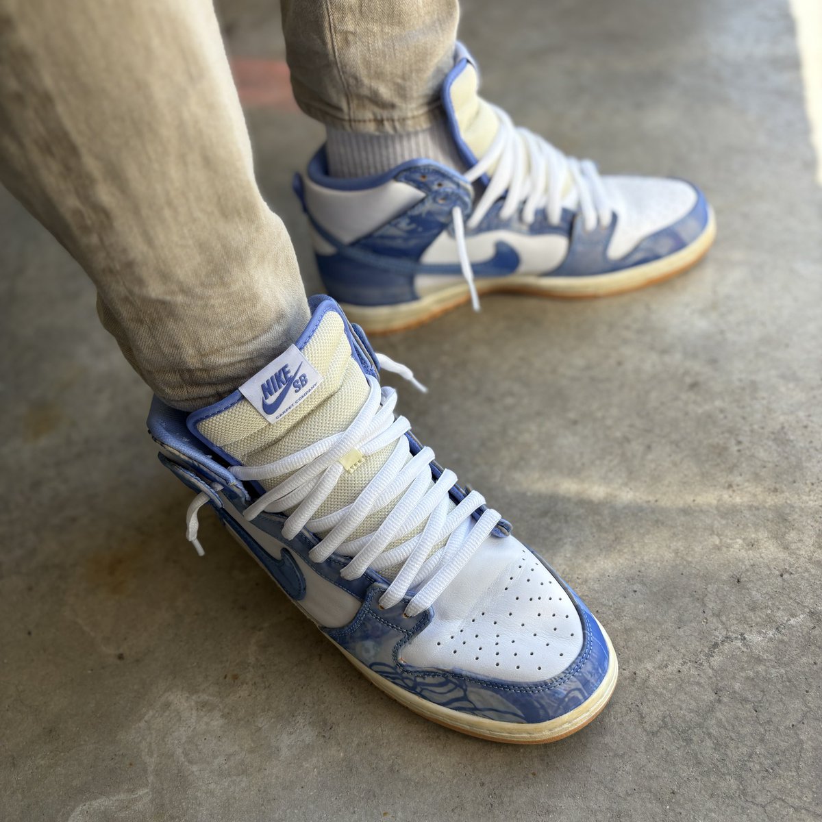 JaredWellman's tweet image. Maybe one of the best @nikesb sleeper pairs out there right now. I’ve been trying to put you on &amp;amp; Nike Dunk Highs for a while Great vision &amp;amp; execution on representing a store (who &amp;amp; where they are)🫡

Nike SB Dunk High - “Carpet Company”

#KOTD #YourSneakersAreDope #WearYourShoes