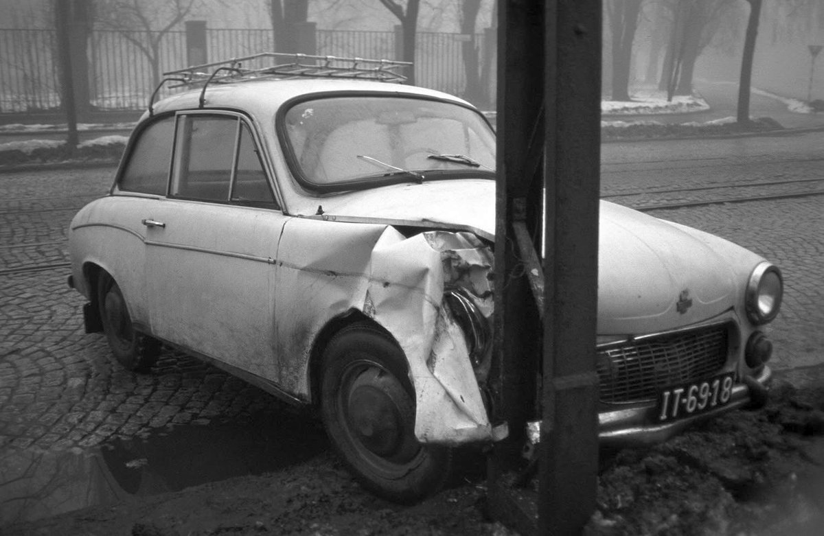BalcerekJozef's tweet image. Rozbity Mercedes. 
#Łódź 1975 fot.K.Buchowicz #PRL