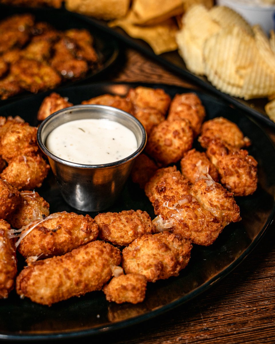 homeawaywrigley's tweet image. ⚾️🍻 At Home Away From Home, our starters &amp;amp; shareables lineup is built for team players: crispy fried pickles, cheese curds, golden toasted ravioli, and our crowd-favorite chips &amp;amp; dips—served in mini baseball helmets of course!

#homeawayfromhomechi #wrigleyville #appetizers